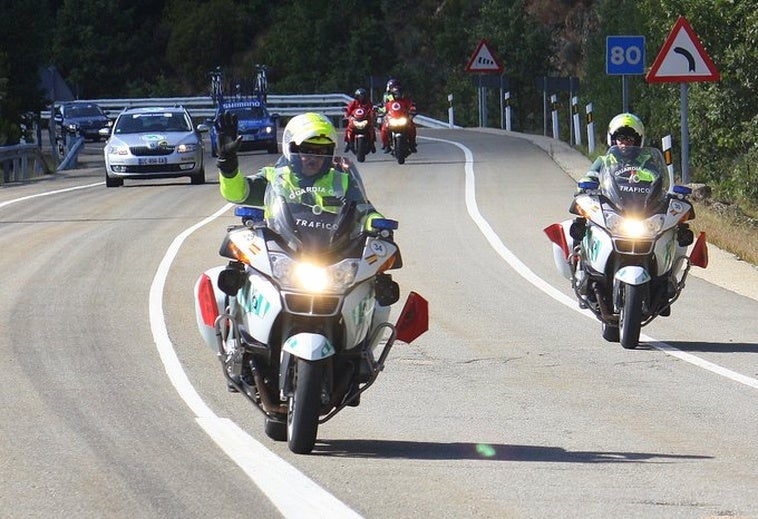 Advertencia de la Guardia Civil: «Así debes actuar si te enseñamos una bandera en carretera»